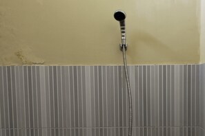 Standard Double Room | Bathroom - OYO Life 93265 Kos Cendana Seruni Raya (Mataram)