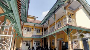 A multi-level building with balconies and a gated entrance. - OYO Life 93265 Kos Cendana Seruni Raya (Mataram)