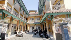 Vista frontal de la propiedad