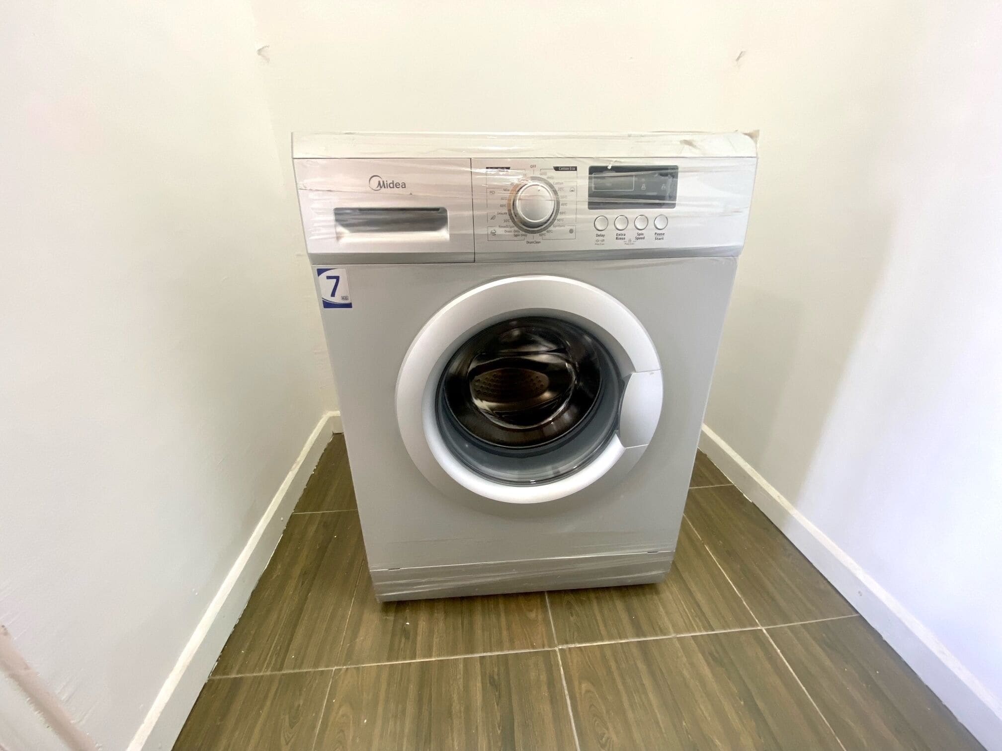 A front-loading washing machine with a control panel, a digital display, and a water level indicator.