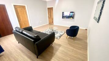 Luxury Apartment | Ruang tamu | TV Pintar, Netflix, pembesar suara pintar, perkhidmatan penstriman