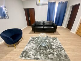 Apartamento superluxo | Área de estar | Smart TV 50 polegadas com canais via satélite, Netflix, smart speakers