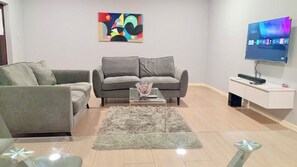 Luxury-Apartment | Wohnbereich | 50-Zoll-Smart-TV mit Satellitenempfang, Netflix, Smart Speakers