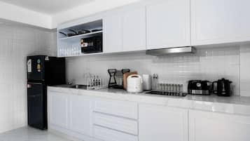 Geladeira, micro-ondas, cooktop, torradeira