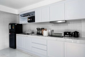 Fridge, microwave, stovetop, toaster