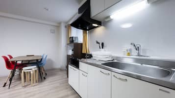 Full-size fridge, microwave, stovetop, electric kettle