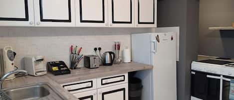 Réfrigérateur, micro-ondes, four, plaque de cuisson