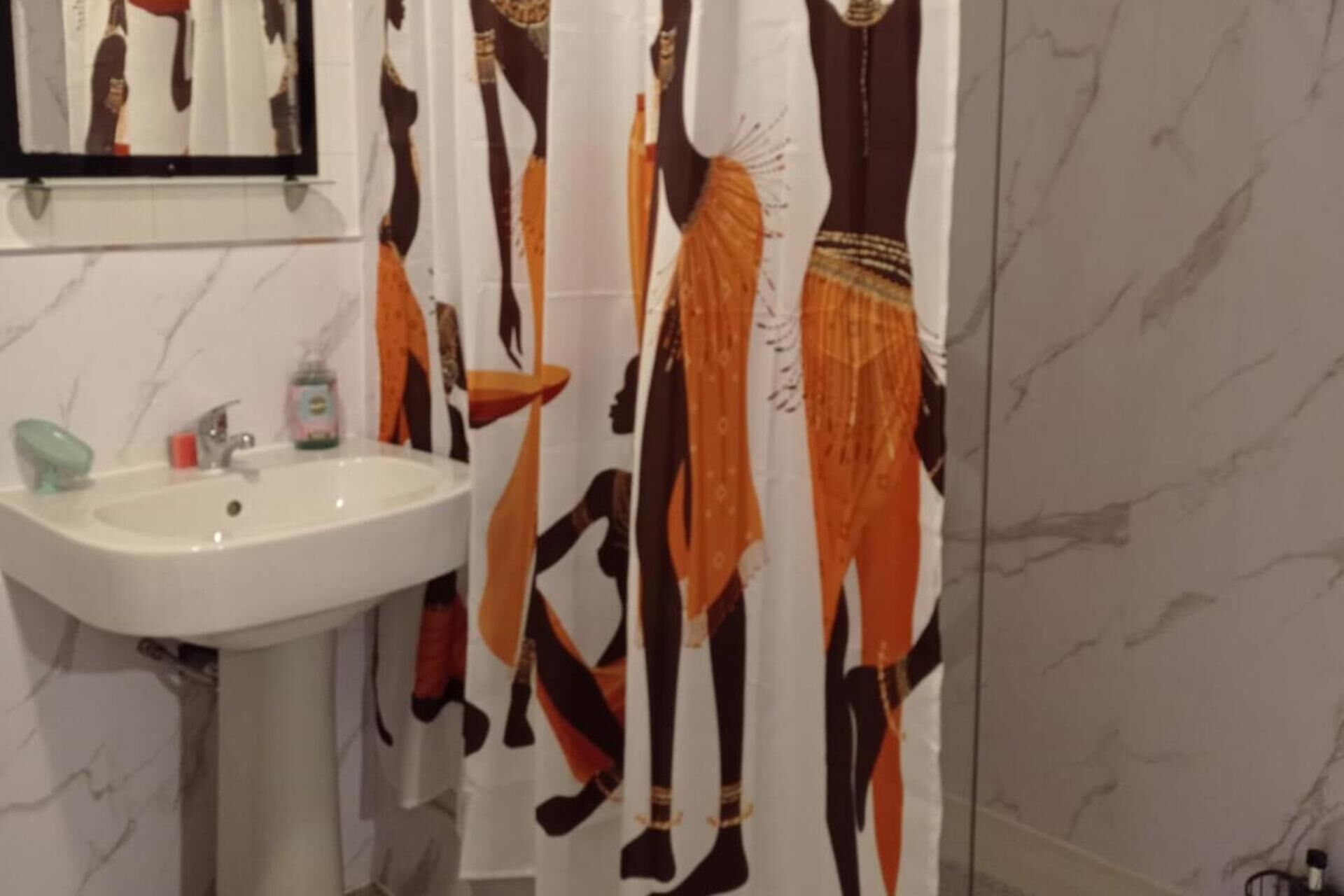 Combined shower/tub, deep soaking tub, free toiletries, hair dryer