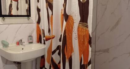 House - Sleeps 8 - Garden - Parking
