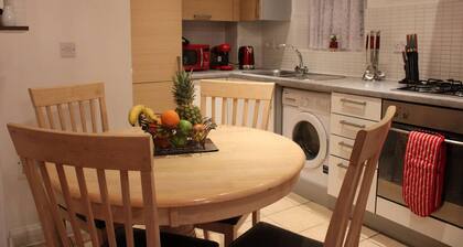 Apartment - Sleeps 2 - Parking - Station Close