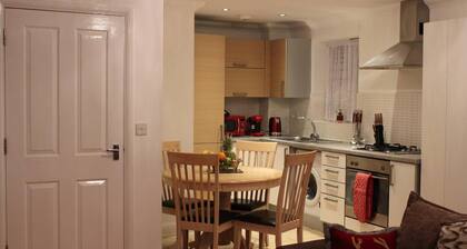 Apartment - Sleeps 2 - Parking - Station Close