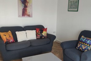 Living area - Comfortable Stunning 2-bed Apartment in Colchester (Colchester)