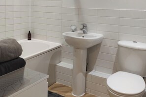Ducha, secador de pelo, toallas