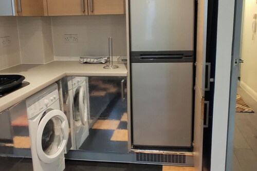 Apartment - Sleeps 4 - Parking - Station Close