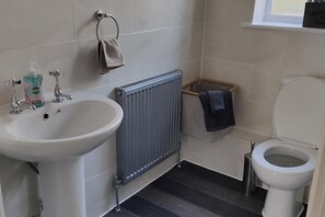 Combined shower/tub, deep soaking tub, hair dryer, towels