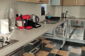 Geladeira, micro-ondas, fogão, cooktop