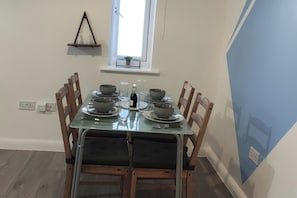 Dining - Apartment - Sleeps 4 - Parking - Station Close (Dagenham)