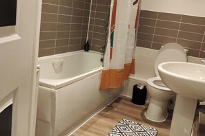 Kombinasi shower/bathtub, bathtub besar, pengering rambut, dan handuk