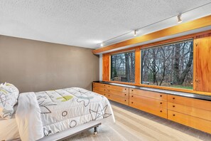 3 bedrooms, desk, iron/ironing board, travel cot