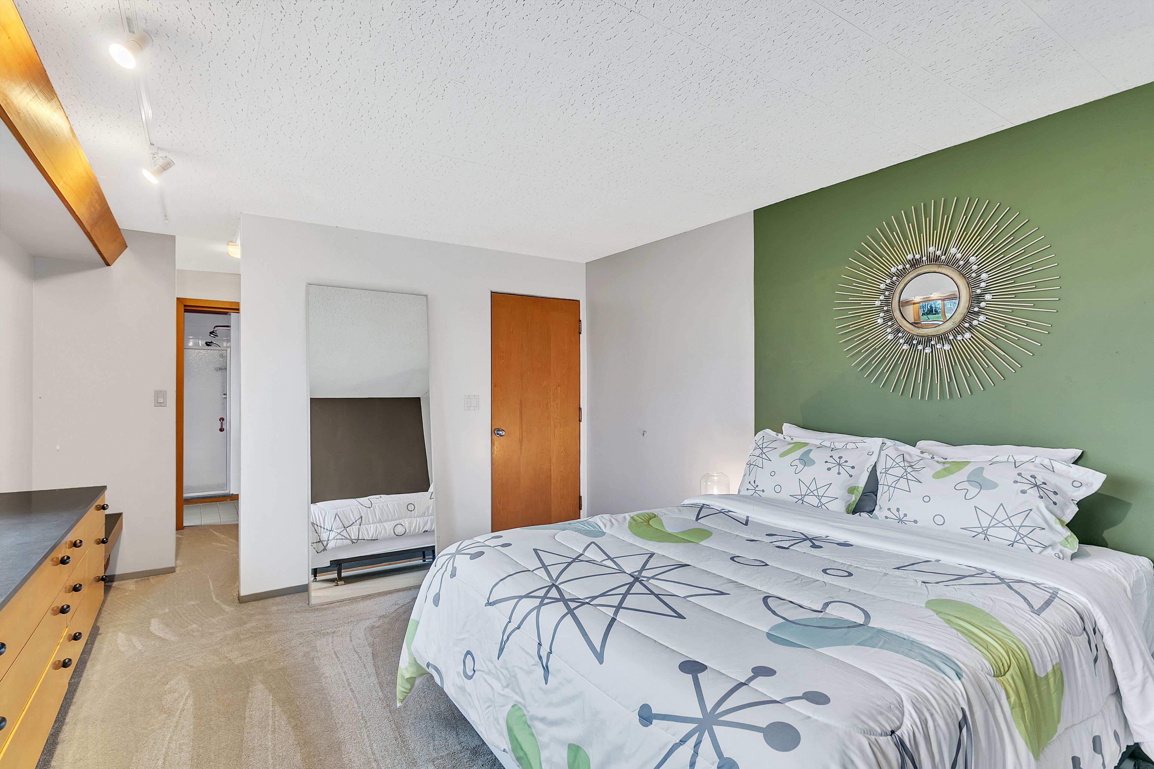 3 habitaciones, escritorio y tabla de planchar con plancha 