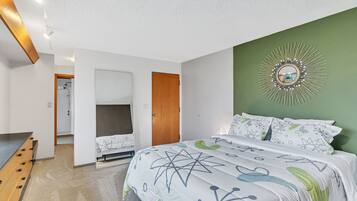 3 habitaciones, escritorio y tabla de planchar con plancha