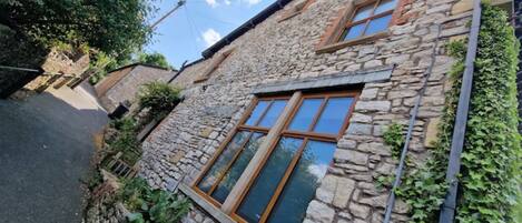 المنشأة من الخارج