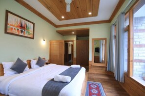In-room safe, desk, soundproofing - Hotel Polaris Manali (Manali)