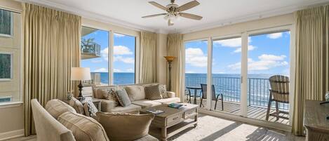 Lejlighed - flere senge - balkon - havudsigt (Marisol 401 - Coastal Serenity) | Opholdsområde | 50-tommers fladskærms-tv med digitale kanaler, tv