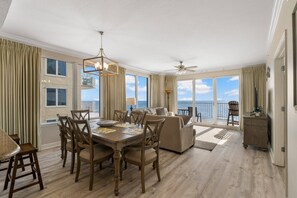Apartamento, varias camas, balcón, vistas al mar (Marisol 401 - Coastal Serenity) | Restauración