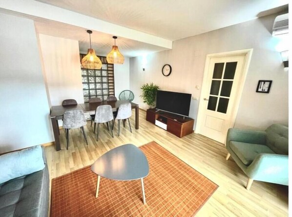 Smart TV - Seahomes Vacations, Fenals Beach&chic, pk, top Apartment Full Equipped (Lloret de Mar)