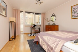 1 bedroom, bed sheets - Saska Kępa Apartment by Renters (Warsaw)