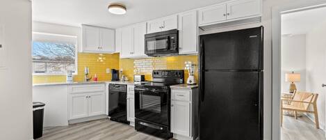 ثلاجة، ميكروويف، فرن، موقد طهي مسطح