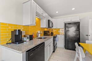 Kjøleskap, mikrobølgeovn, ovn og kokeplater