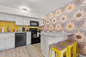 Frigorifero, microonde, forno, piano cottura