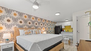 Ein modernes Schlafzimmer mit einem Holzbett, weißer Bettwäsche und einer Wand mit Muster.