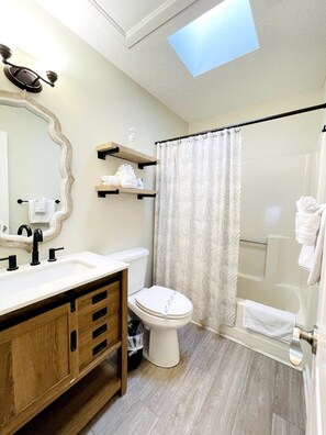 Shower, hair dryer, towels - Beautiful beach house a walk from the beach (North Myrtle Beach)