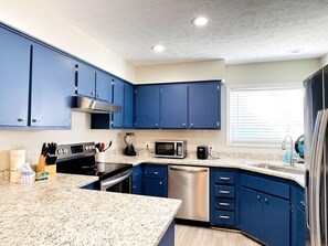 Réfrigérateur, micro-ondes, batterie de cuisine, vaisselle et ustensiles