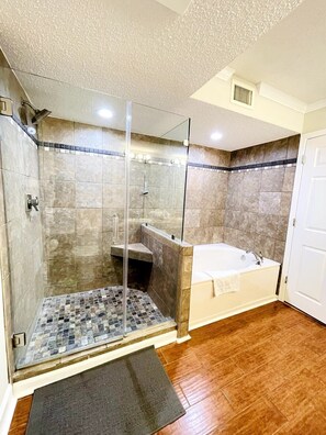 Shower, hair dryer, towels, shampoo - Luxury Large Ocean Front condo with pool, North MB (North Myrtle Beach)