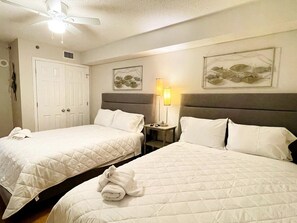 Tabla de planchar con plancha, wifi, ropa de cama