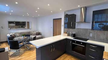 Apartamento | Cozinha privada | Geladeira, micro-ondas, fogão, cooktop