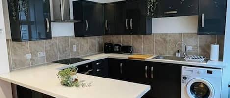 Departamento | Cocina privada | Refrigerador, microondas, horno y parrilla de estufa