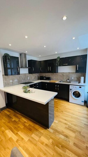 Private kitchen - Modern City Center 2 Bedroom Apartment (Aberdeen)