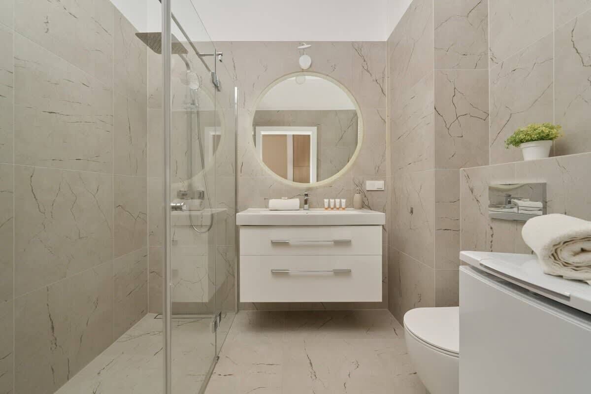 Shower, hair dryer, shampoo