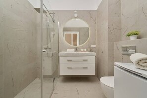 Dusche, Haartrockner, Shampoo