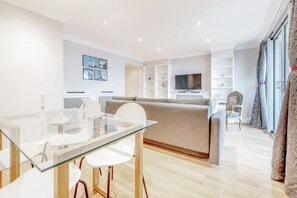 Dining - Stunning Flat in Chlesea, Kings Road with Balcony (Greater London)