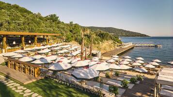 Sulla spiaggia, cabine (a pagamento), lettini da mare, ombrelloni