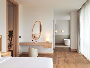 Minibar con artículos gratuitos, caja fuerte, escritorio