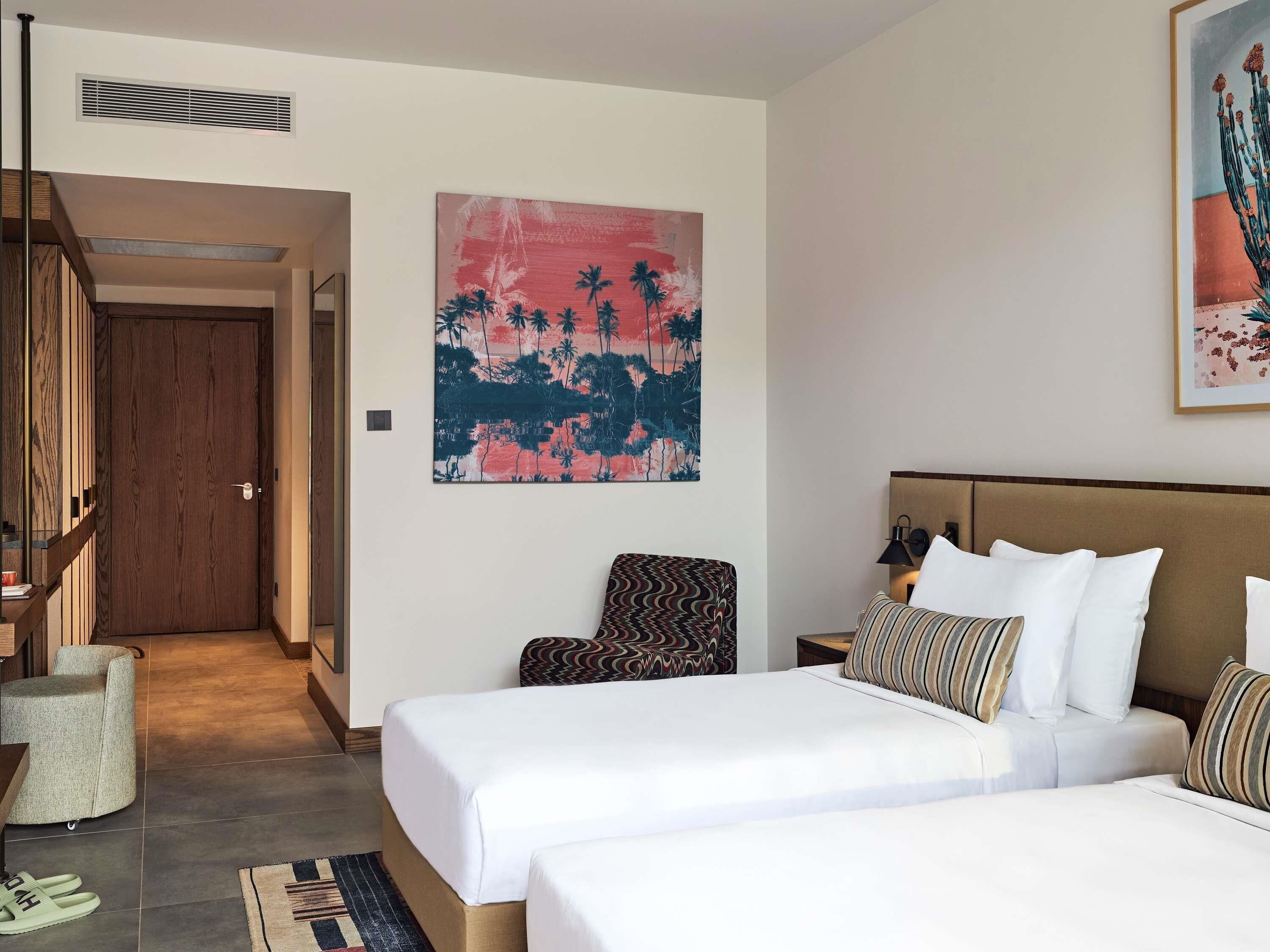 ミニバー (無料)、セーフティボックス (室内)、デスク、ノートパソコン用作業スペース