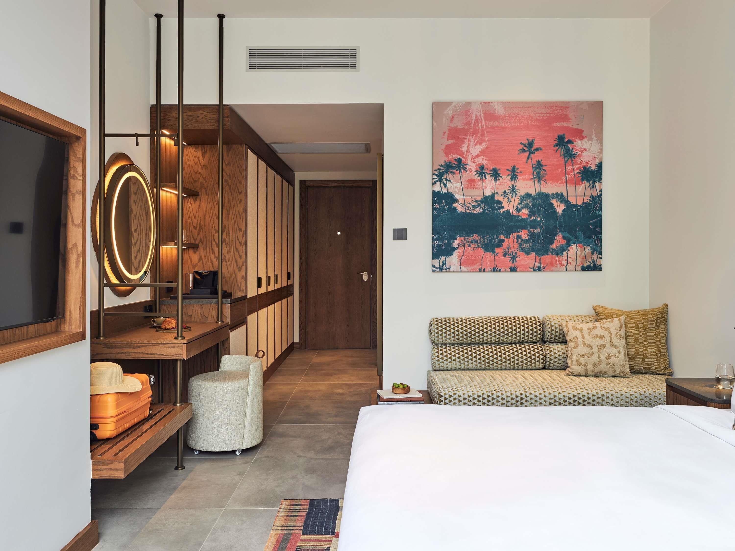 ミニバー (無料)、セーフティボックス (室内)、デスク、ノートパソコン用作業スペース