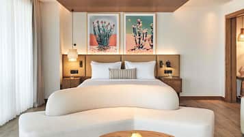 Suite, 1 King Bed, Pool View (Platinum) | Free minibar, in-room safe, desk, laptop workspace